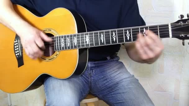 Performer tocando na guitarra acústica. Instrumento musical com mãos de guitarrista — Vídeo de Stock