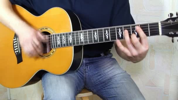 Intérprete tocando la guitarra acústica. Instrumento musical con manos de guitarrista — Vídeo de stock