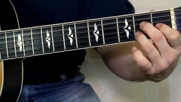 Umělec hrál na akustickou kytaru. hudební nástroj s kytaristou rukama — Stock video