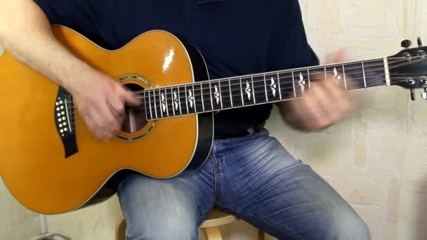 Utförare spelar på akustisk gitarr. musikinstrument med gitarristen händer — Stockvideo
