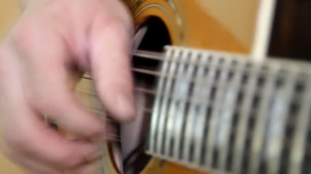 Utförare spelar på akustisk gitarr. musikinstrument med gitarristen händer — Stockvideo