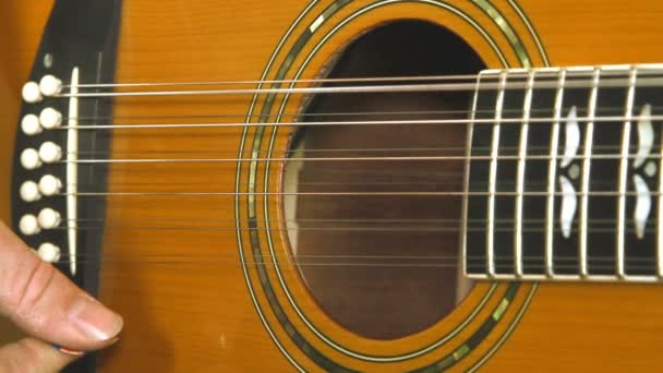 Performer tocando na guitarra acústica. Instrumento musical com mãos de guitarrista — Vídeo de Stock