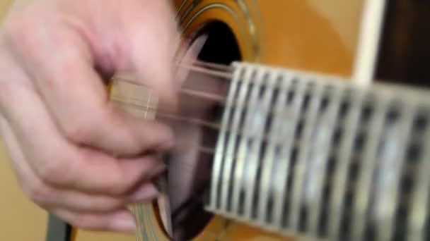 Performer tocando na guitarra acústica. Instrumento musical com mãos de guitarrista — Vídeo de Stock