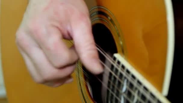 Intérprete tocando la guitarra acústica. Instrumento musical con manos de guitarrista — Vídeo de stock