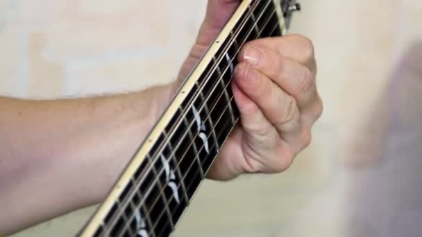 Performer tocando na guitarra acústica. Instrumento musical com mãos de guitarrista — Vídeo de Stock