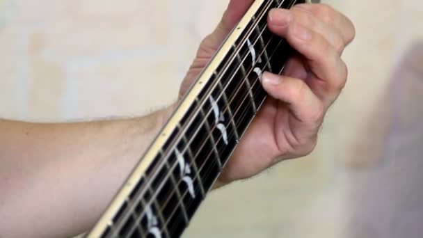 Performer tocando na guitarra acústica. Instrumento musical com mãos de guitarrista — Vídeo de Stock