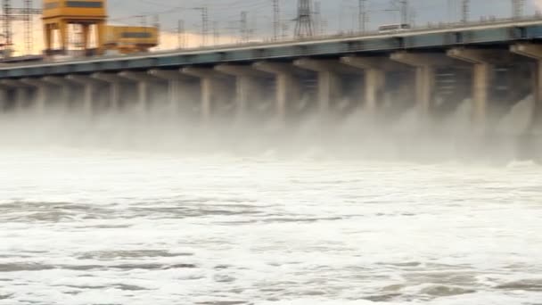 水力発電所、川の水のリセットします。 — ストック動画