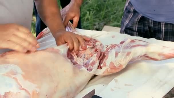 Macellaio taglio parte di agnello sul tavolo — Video Stock