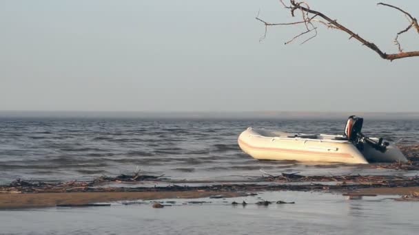 Barco en el río en la hora de la puesta del sol — Vídeos de Stock