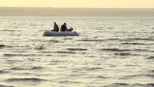 Twee mans visserij samen in een boot — Stockvideo