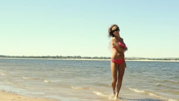 Joven bronceada posando en la playa — Vídeos de Stock