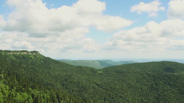Timelapse av vita moln på solig dag i berget dalen — Stockvideo