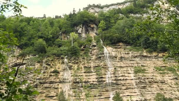 Großer Wasserfall im Wald — Stockvideo