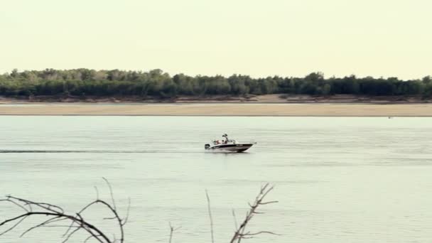 Speedboot op de rivier met visser — Stockvideo