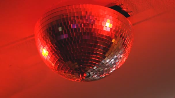 Mooie disco bal spinnen naadloos met fakkels — Stockvideo