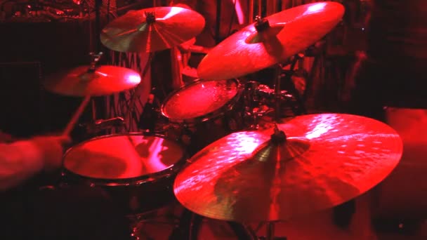 Rock band uitvoeren in een nachtclub. drummer spelen op drum set — Stockvideo