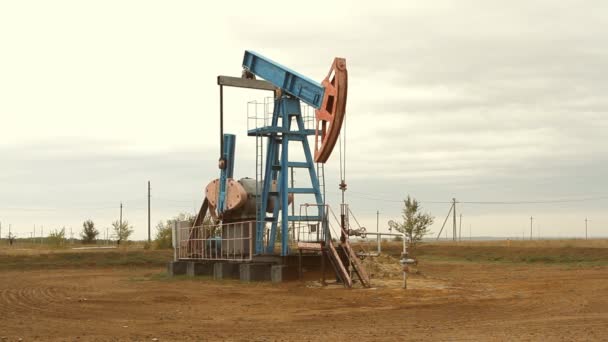 Olja och gas industri. arbete för olja pump jack på ett oljefält. — Stockvideo