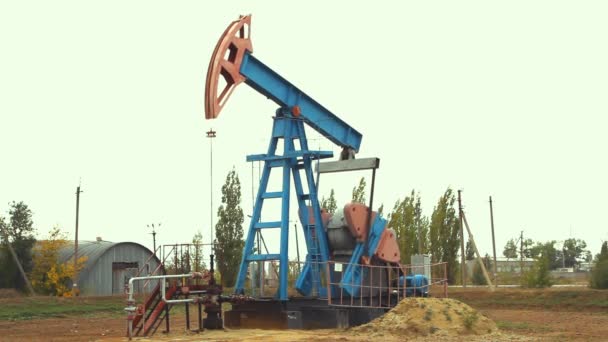 Industria del petróleo y el gas. Trabajo del gato de la bomba de aceite en un campo de aceite . — Vídeo de stock