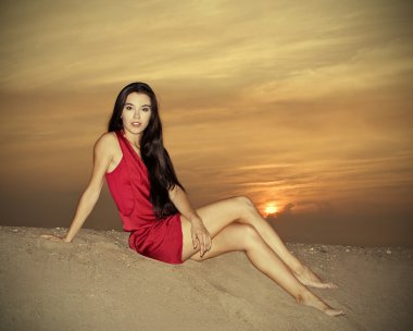 Kırmızı elbiseli Çölü'nde Günbatımı poz sevimli erkek