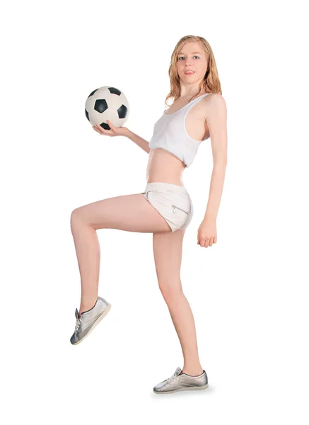 Jovem caucasiano feminino com bola de futebol no fundo branco — Fotografia de Stock