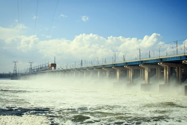 Neustart des Wassers im Wasserkraftwerk am Fluss — Stockfoto