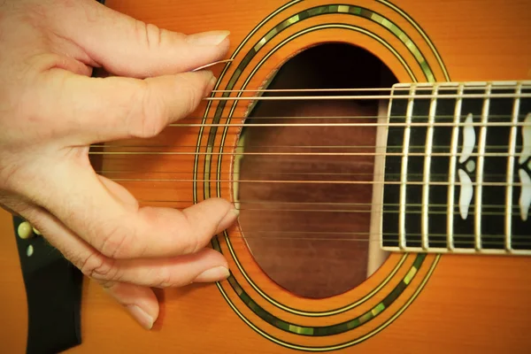 Intérprete tocando en la guitarra acústica — Foto de Stock