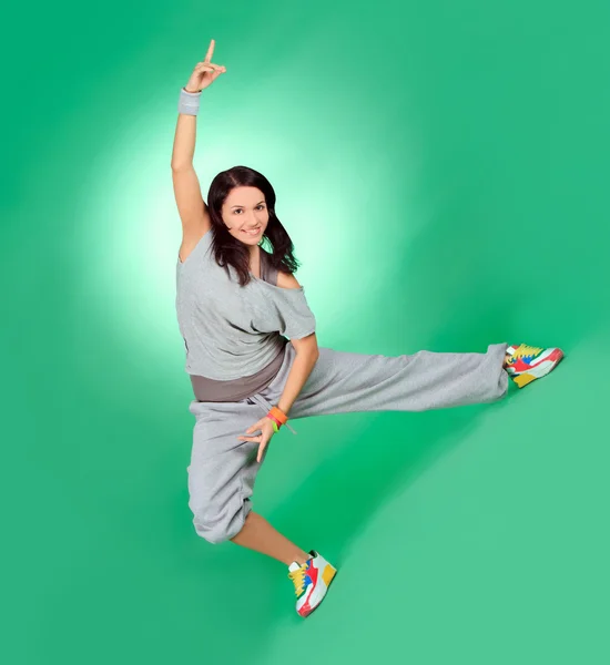 Attraente giovane femmina in stretching su verde — Foto Stock