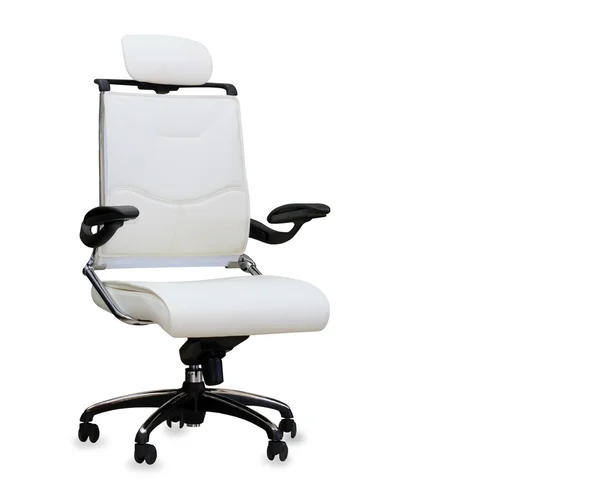 A cadeira de escritório de couro branco. Isolados — Fotografia de Stock