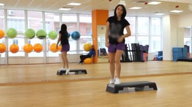 Egzersiz sırasında merdivenlerde güzel bir kadın.