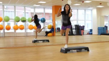 Egzersiz sırasında merdivenlerde güzel bir kadın.