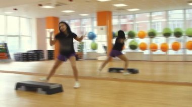 Egzersiz sırasında merdivenlerde güzel bir kadın.