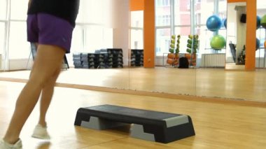 Egzersiz sırasında merdivenlerde güzel bir kadın.