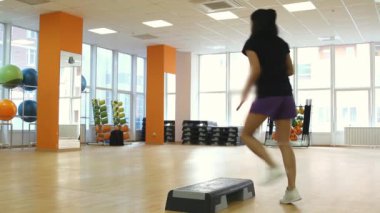 Egzersiz sırasında merdivenlerde güzel bir kadın.