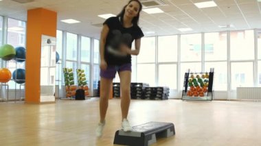 Egzersiz sırasında merdivenlerde güzel bir kadın.