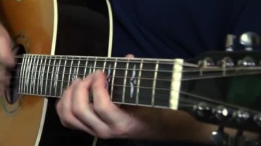 akustik gitar çalmaya en iyi oyuncusu. gitarist elleri ile müzik aleti