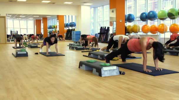 Schöne Frau auf dem Trittbrett während des Trainings — Stockvideo