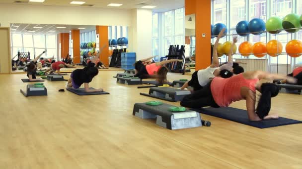 Mulher bonita no trampolim durante o exercício — Vídeo de Stock