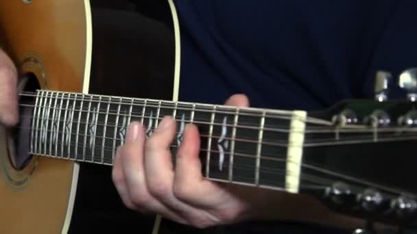 Performer tocando na guitarra acústica. Instrumento musical com mãos de guitarrista — Vídeo de Stock