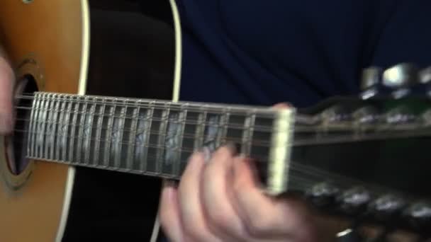 Μουσικός που παίζει στην ακουστική κιθάρα. μουσικό όργανο με τα χέρια του κιθαρίστα — Αρχείο Βίντεο