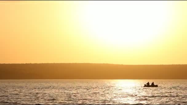 Два человека рыбачат вместе в лодке. — стоковое видео