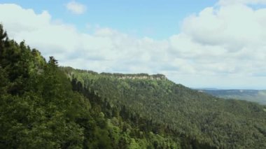 Güneşli bir gün, beyaz bulut dağ Vadisi panoramik manzaralı