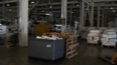 İnsanların büyük depoda ürünler Fabrikası'nda ile çalışma