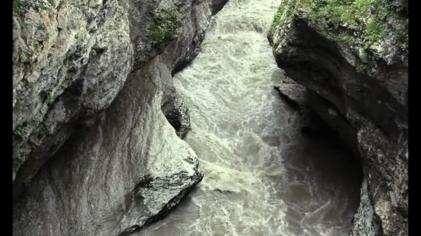 Sungai pegunungan di antara bebatuan — Stok Video