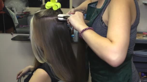 Mujer con el pelo largo en el salón de belleza conseguir un ventilador — Vídeo de stock