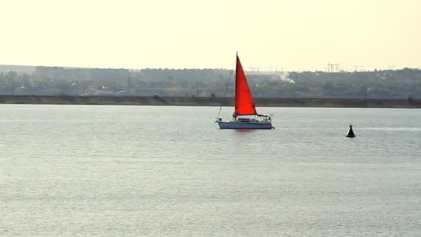 Парусная яхта на море в солнечную погоду — стоковое видео
