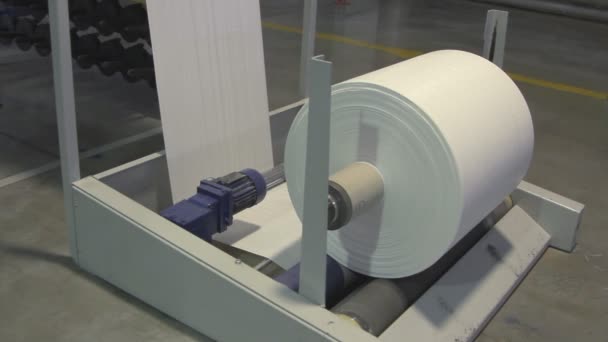 Rolo de papel grande desenrolar para uma prensa de impressão — Vídeo de Stock
