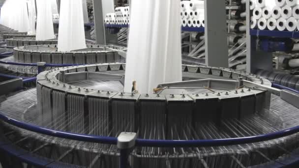 Industria textil - bobinas de hilo en la máquina de hilar en una fábrica — Vídeo de stock