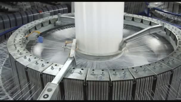 Industria textil - bobinas de hilo en la máquina de hilar en una fábrica — Vídeo de stock