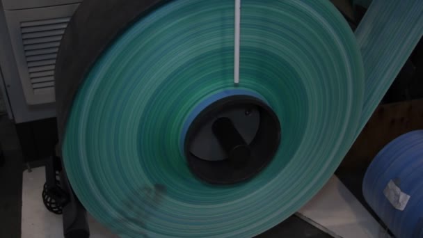 大的聚合物磁带卷展开为一台印刷机 — 图库视频影像