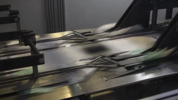 Máquina de tipografia de imprensa impressa no trabalho — Vídeo de Stock